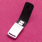 Pen Drive de Couro + Chaveiro